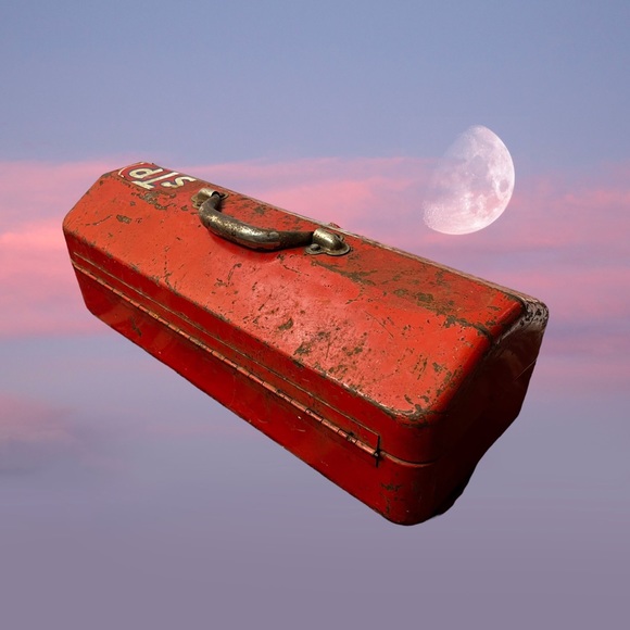 Vintage Rusty Red “STP” Toolbox with miscellaneous items inside. - Picture 3 of 9